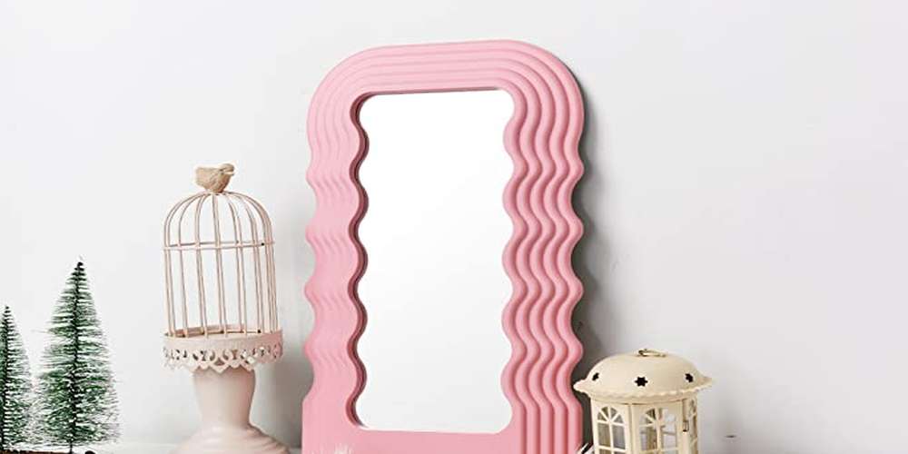 Why Does Wavy Mirror Appear In So Many Outfit Selfies?